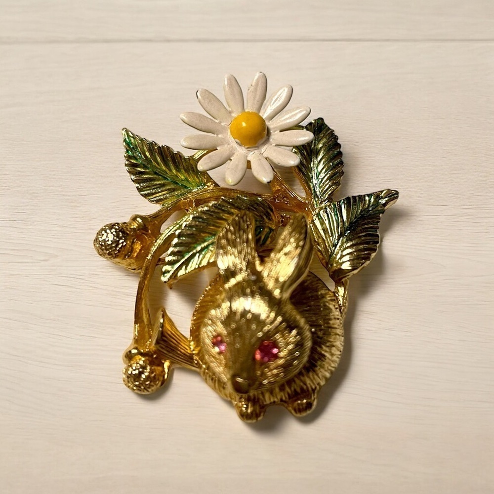 Crown Trifari Brooch, Trembling Bunny Signed Vintage Brooch Daisy Gold-Tone